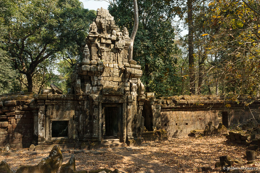 Так выглядит гопура – башня над воротами в ограде индуистского храма. Если пройти через северную гопуру в стене, окружающей Пимеанакас, находящуюся к западу от двух больших резервуаров (см. схему в начале статьи), то можно попасть к малюсенькому храму Пре Палилай (Preah Palilay), а к востоку от него – к Теп Пранаму (Tep Pranam) – террасе, на которой находится большая статуя сидящего Будды. 