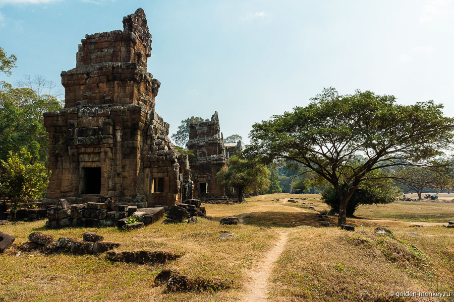 Таковы достопримечательности, таящиеся внутри городских стен Ангкор Тома, разве что еще можно прогуляться к северному Клеангу и группе сооружений Пре Питу (Preah Pithy) (находится к северу от North Kleang).