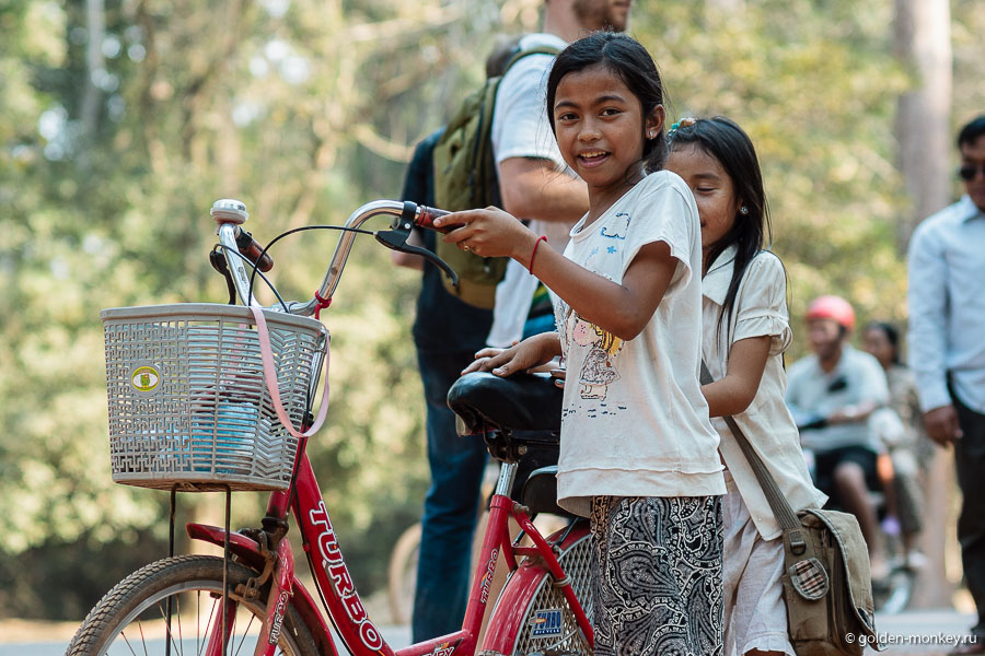 Камбоджийские детишки в Ангкоре.