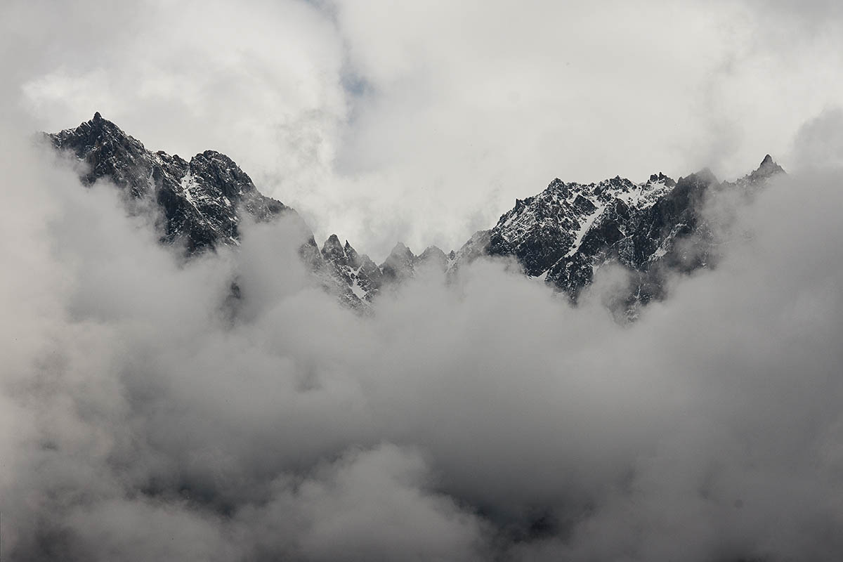 Степанцминда, горы в облаках