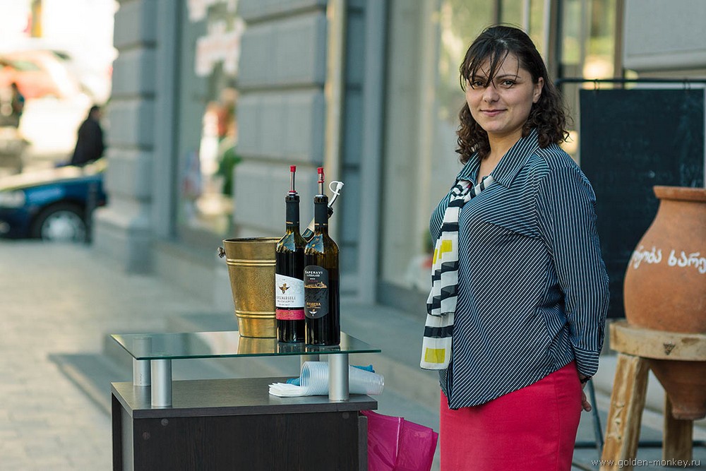 Тбилиси, продавщица вина
