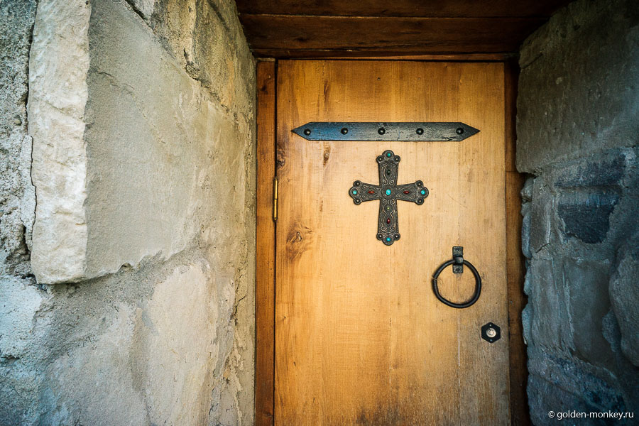 Украшенная дверь в церкви Светицховели, Мцхета, Грузия.