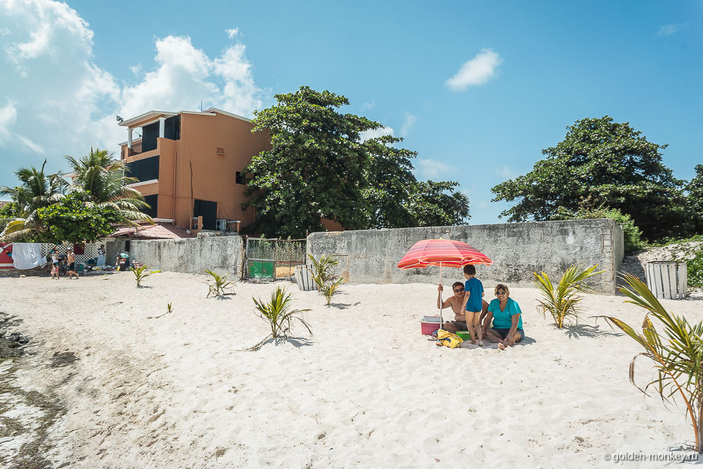 Канкун, мексиканцы отдыхают на пляже Лангоста