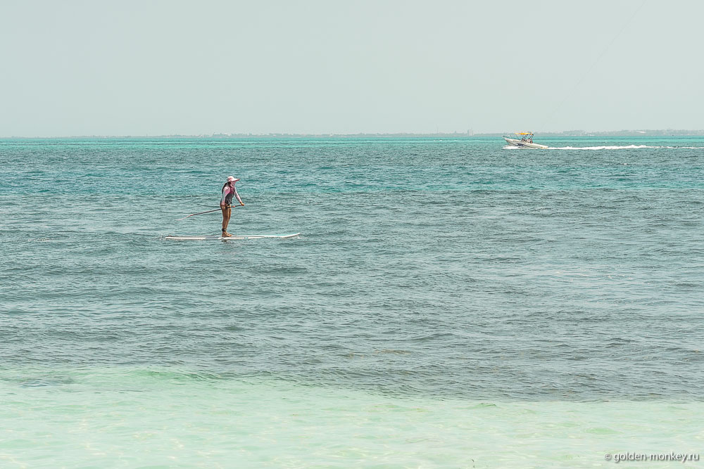 Канкун, женщина-гребчиха на пляже Лангоста