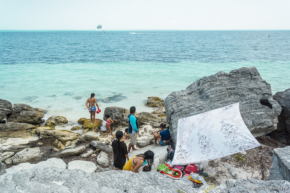 Канкун, мексиканцы отдыхают на пляже Лангоста