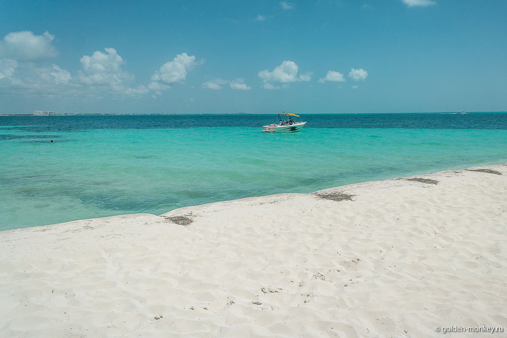 Канкун, голубая вода на пляже Лангоста