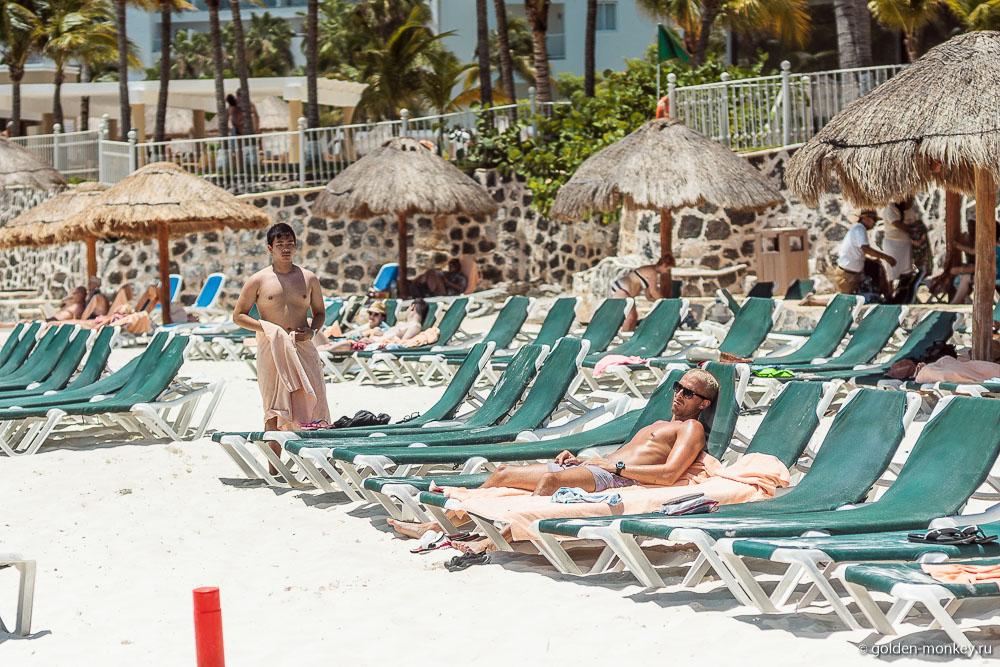 Канкун, туристы на пляже Пес-Валадор
