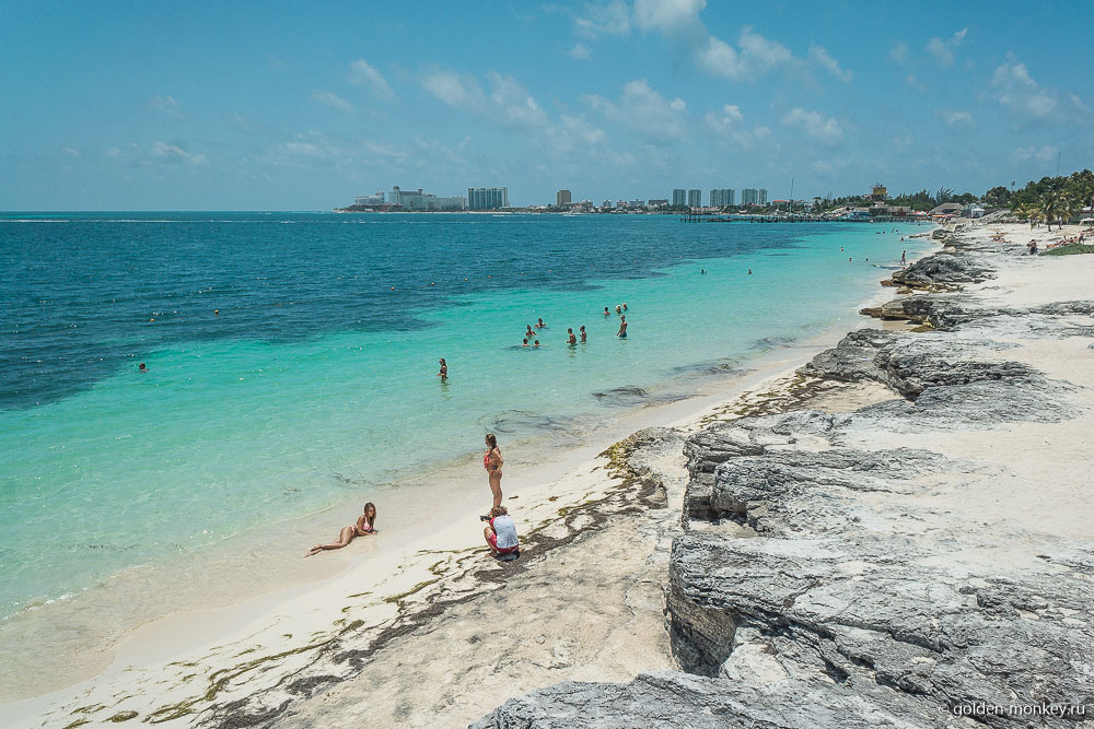 Канкун, каменистый берег на пляже Пес-Валадор