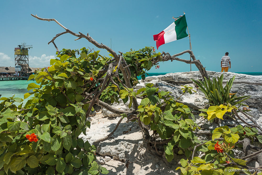 Канкун, мексиканский флаг на пляже Тортуга