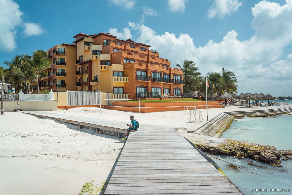 Канкун, отель и пирс на пляже Караколь
