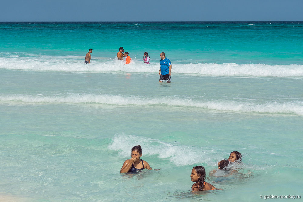 Канкун, волны на пляже Гавиота-Асуль