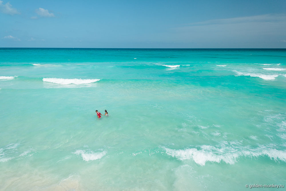 Канкун, парочка в море на пляже Гавиота-Асуль