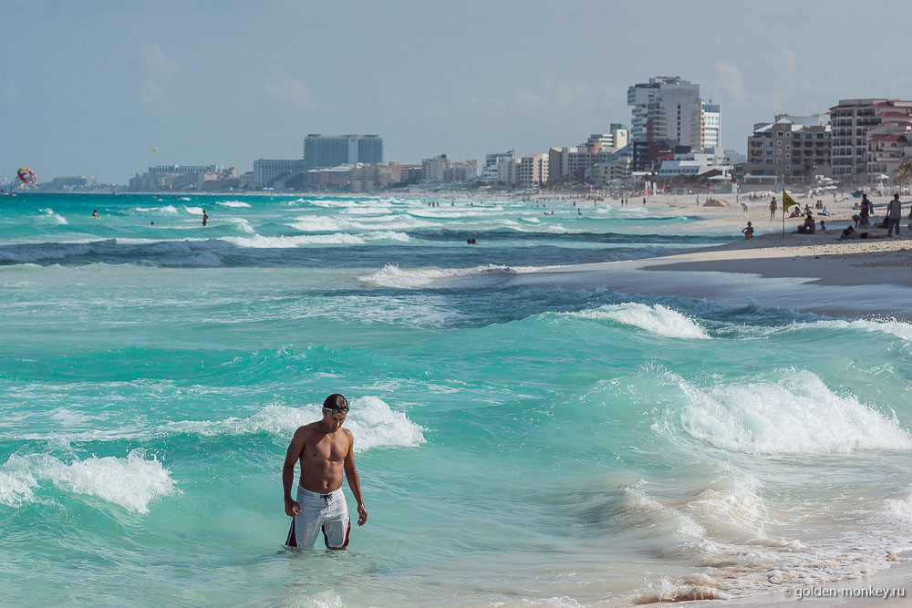 Канкун, волны на пляже Чак-Мул