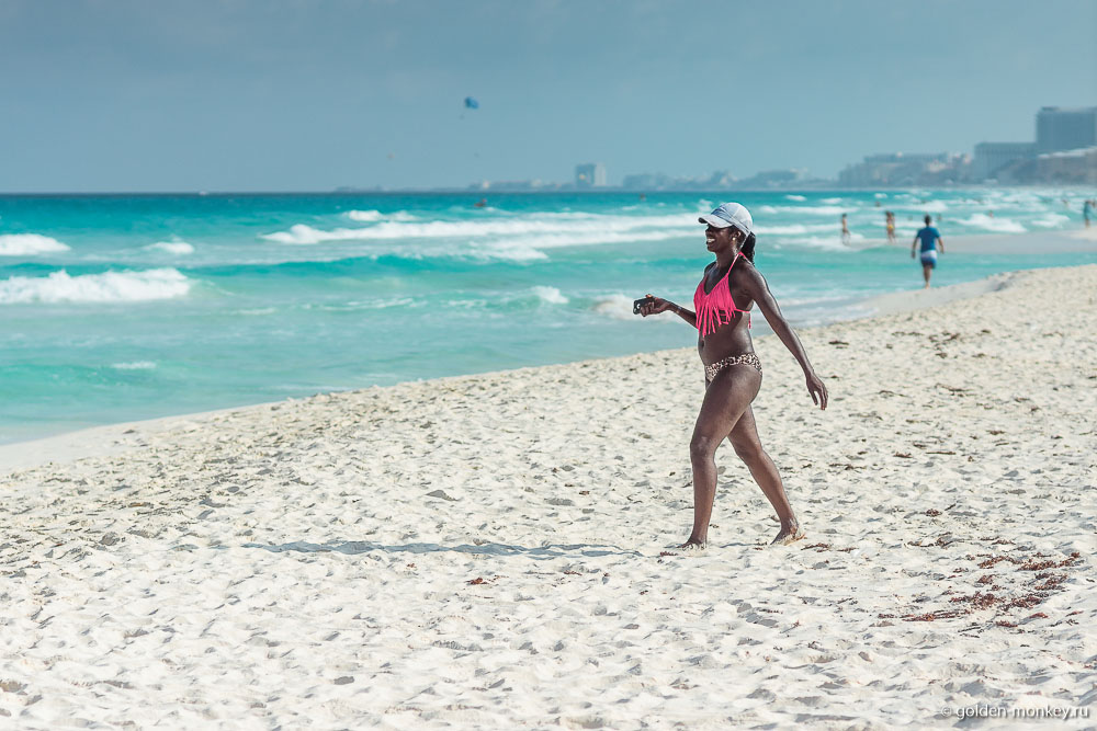 Канкун, туристка на пляже Чак-Мул