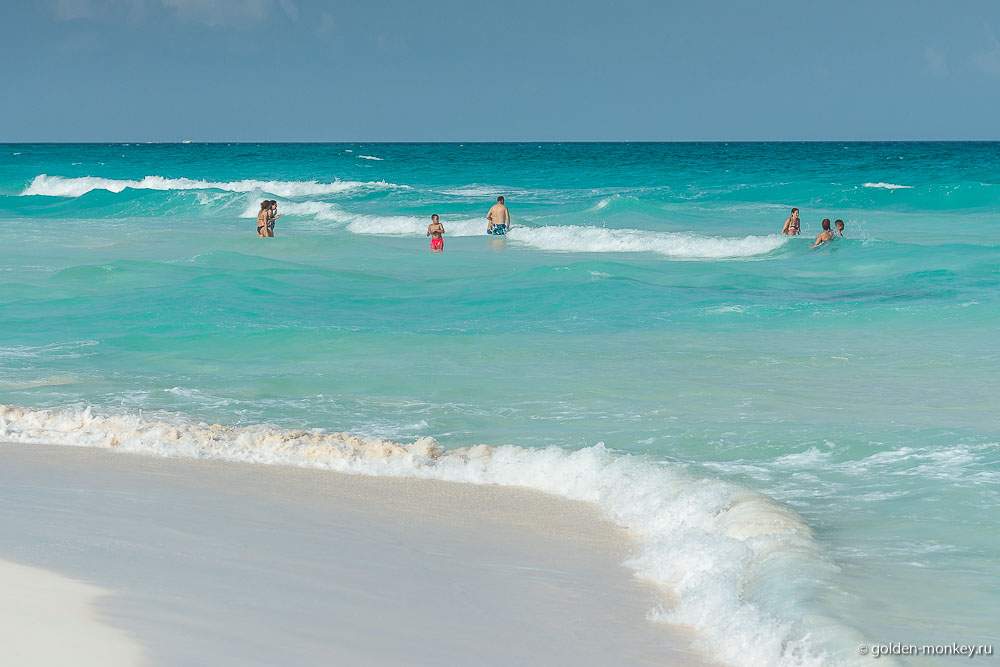 Канкун, купающиеся на пляже Чак-Мул