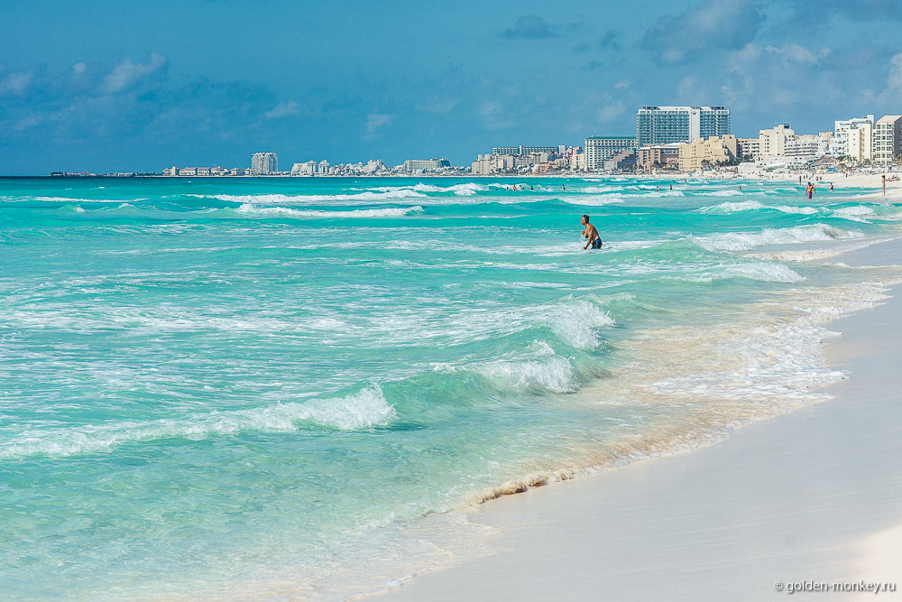 Канкун, море с волнами на пляже Чак-Мул