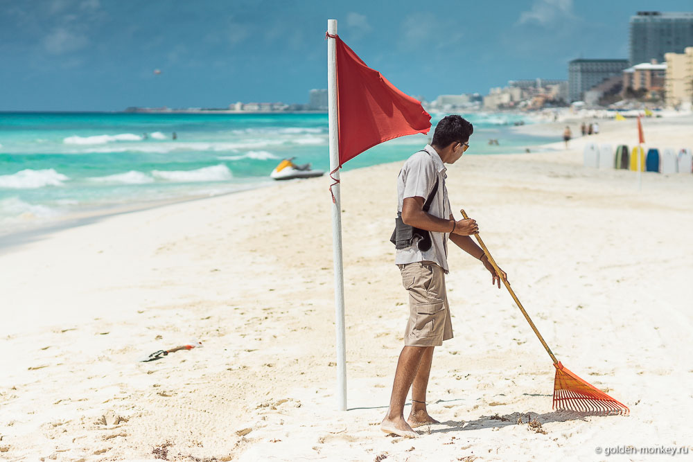 Канкун, уборщик водорослей на пляже Марлин