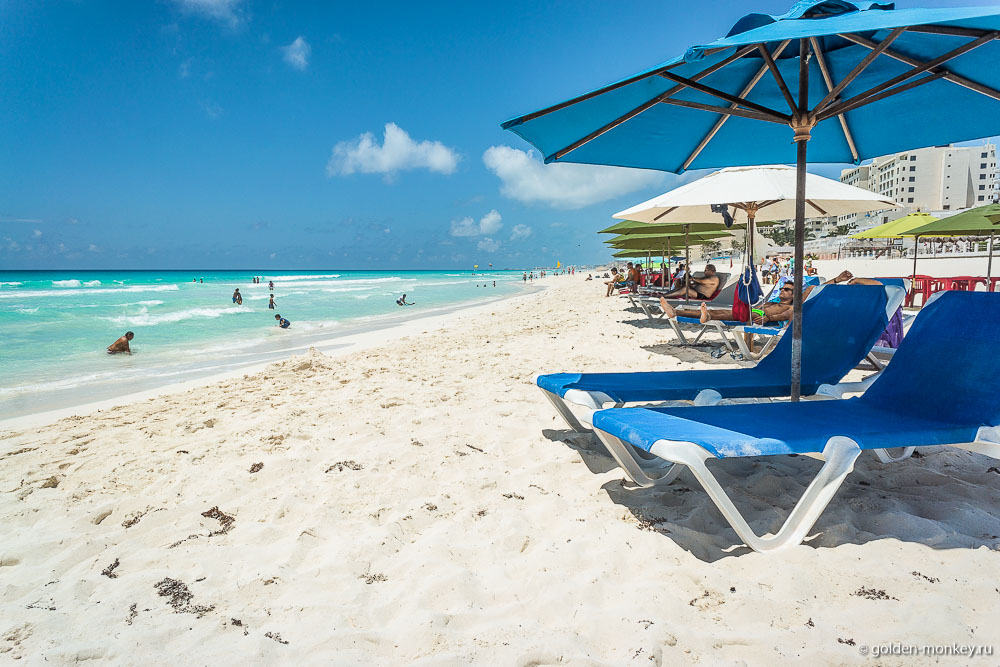 Канкун, лежаки на пляже Байенас