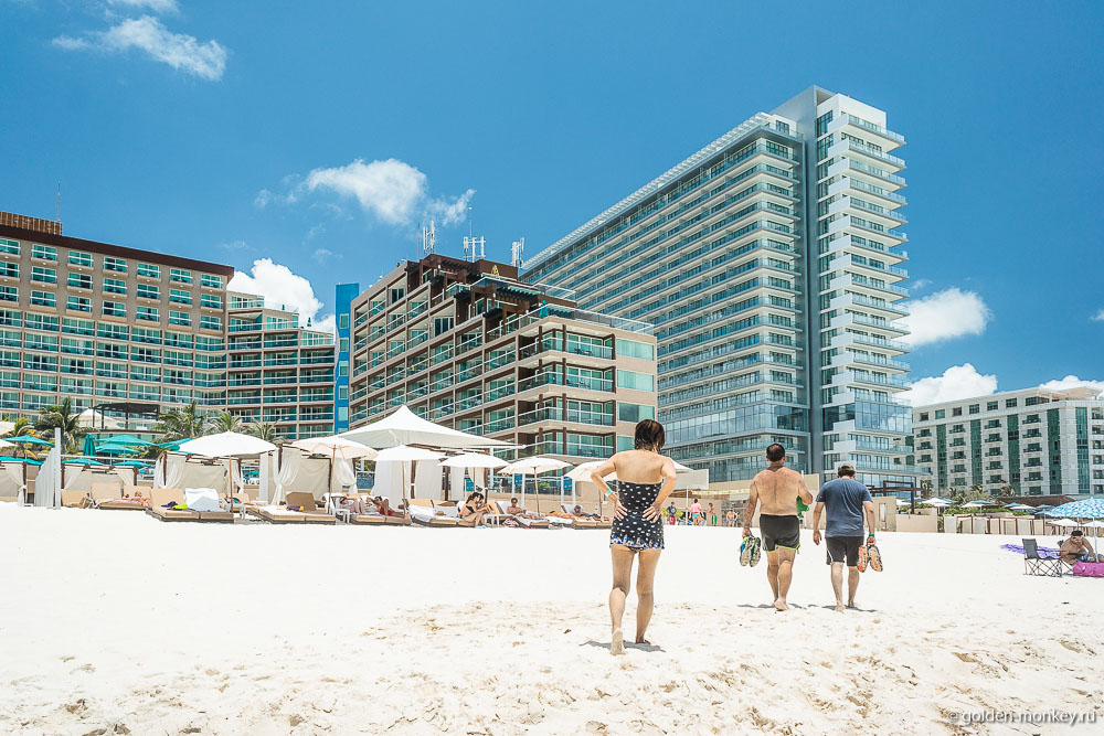 Канкун, туристы на пляже Байенас