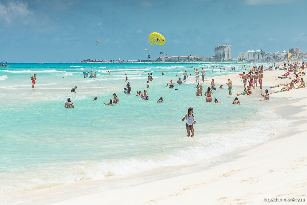 Канкун, отдыхающие на пляже Сан-Мигелито