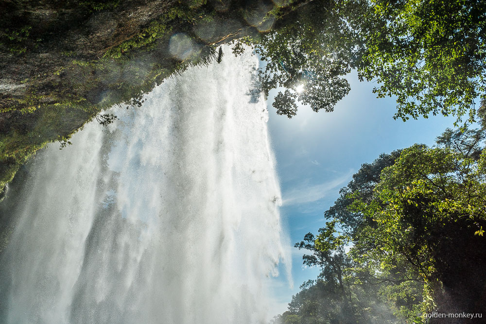 Паленке, водопад Мисоль-Ха с внутренней стороны
