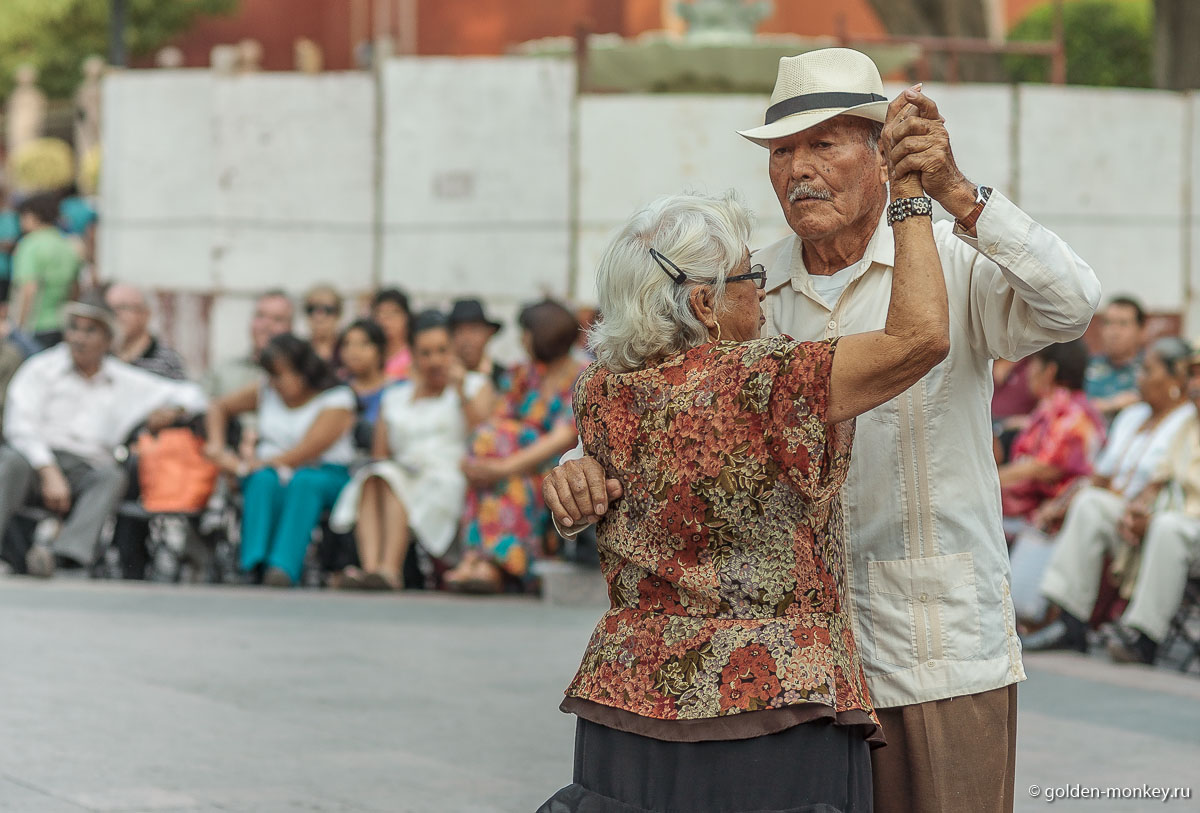 И любят друг друга до старости. Очень часто в городах, на центральной площади, можно наблюдать как пожилые пары приходят просто для того чтобы потанцевать под музыку оркестра. Разве не романтично?