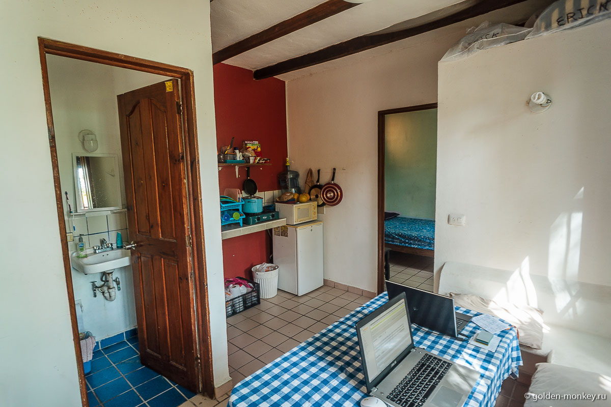 Плайя-дель-Кармен, наше жилье – кухонный уголок и санузел