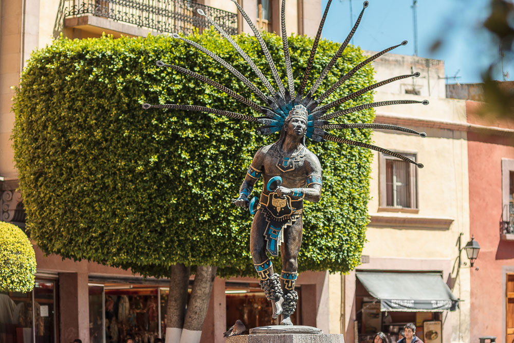 Сантьяго-де-Керетаро, скульптура индейца на Синко-де-Майо
