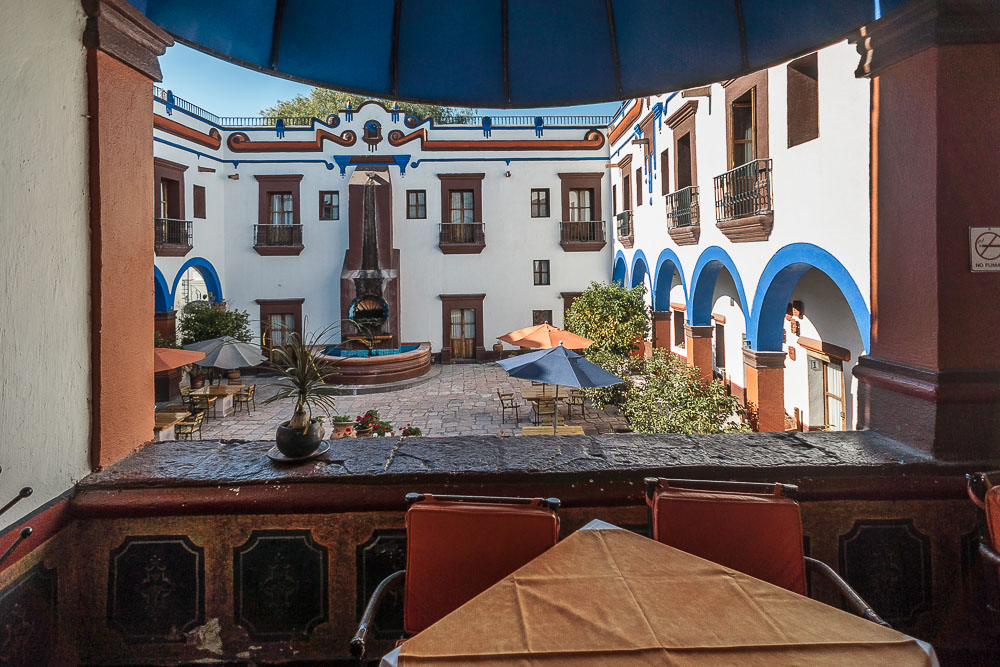 Сантьяго-де-Керетаро, внутренний дворик в ресторане