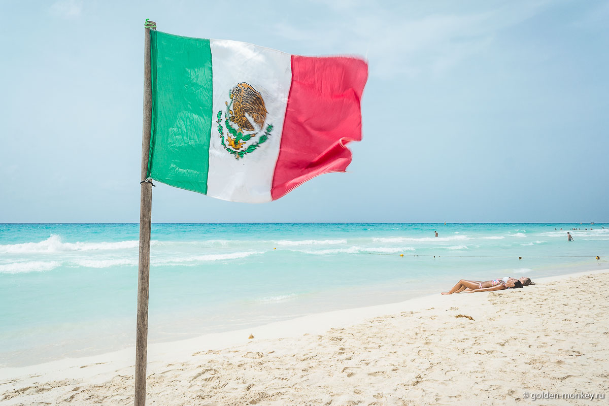 мексиканский флаг на пляже
