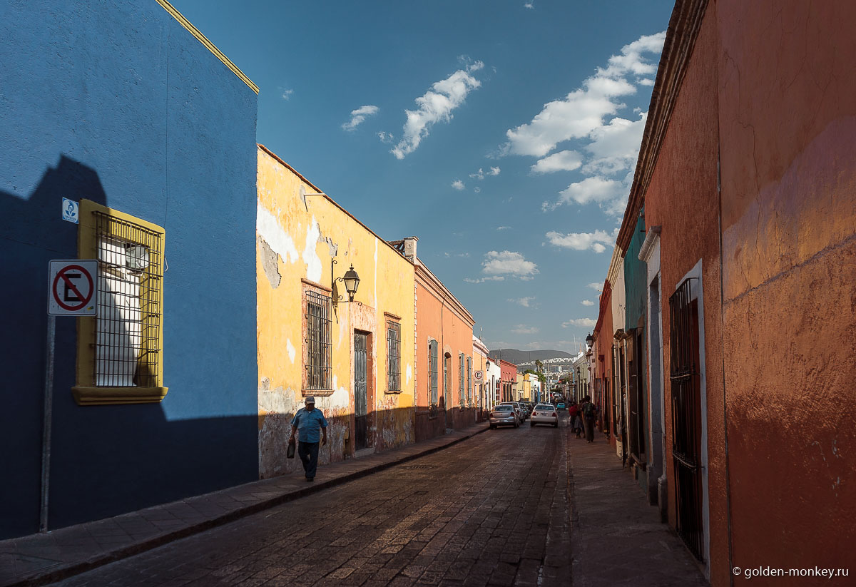 Керетаро, разноцветная улочка