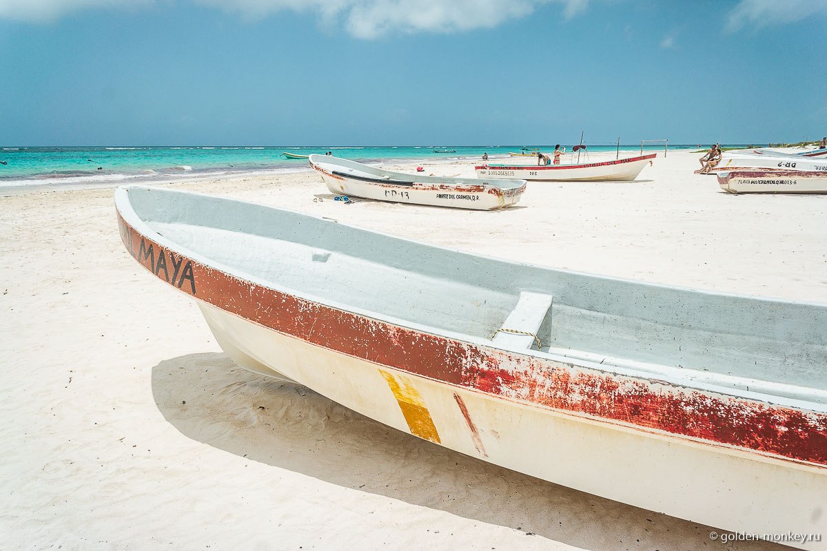 Тулум, лодки на берегу Карибского моря