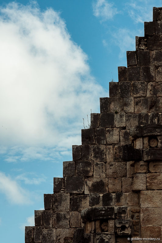 Ушмаль, ступеньки пирамиды на фоне неба