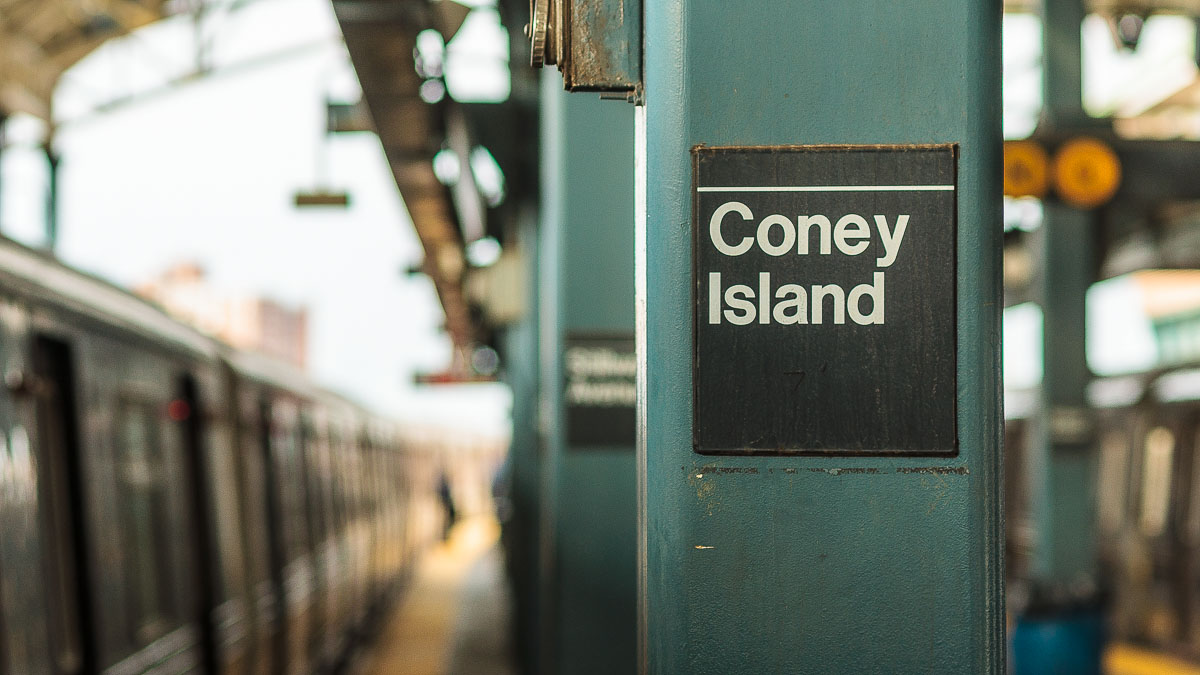 Табличка в метро Coney Island