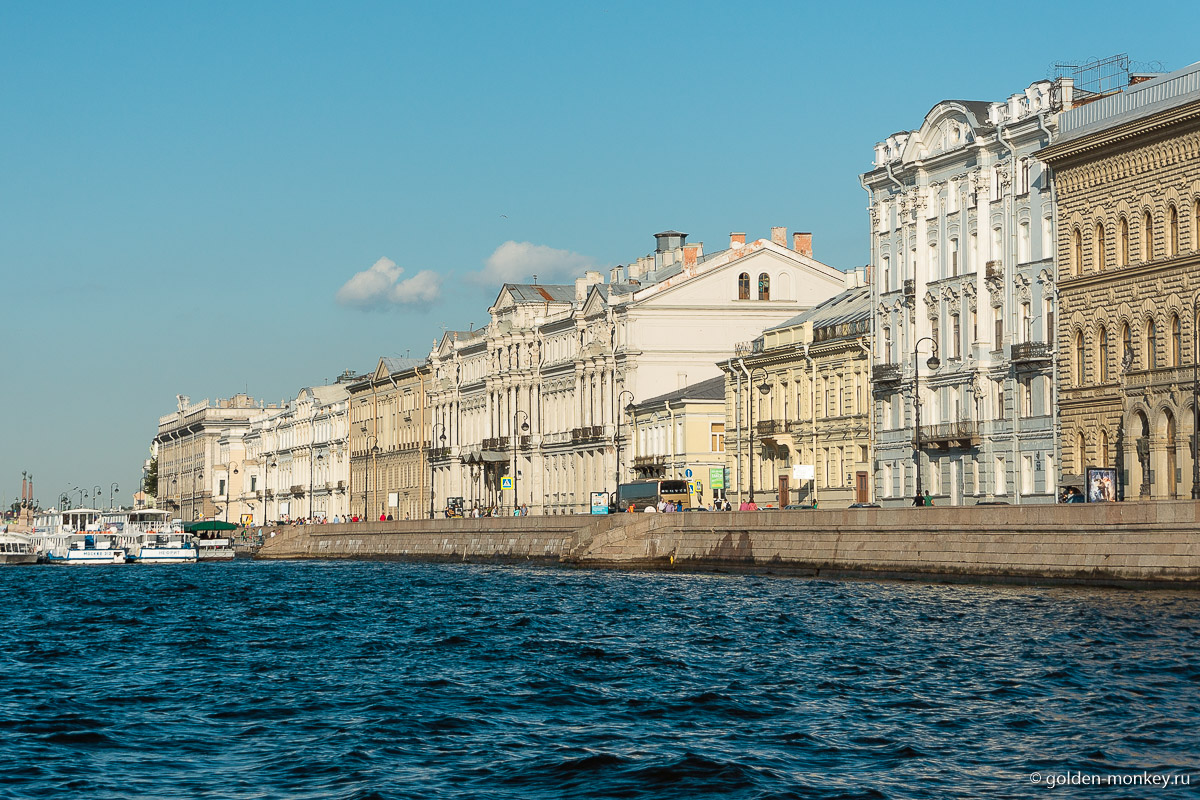 Вид на набережную с одного из каналов Санкт-Петербурга во время речной экскурсии.