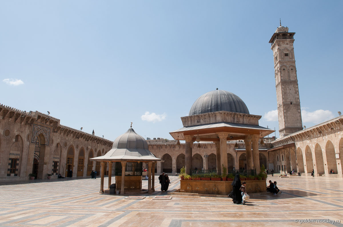 Внутренний двор Великой мечети в Алеппо
