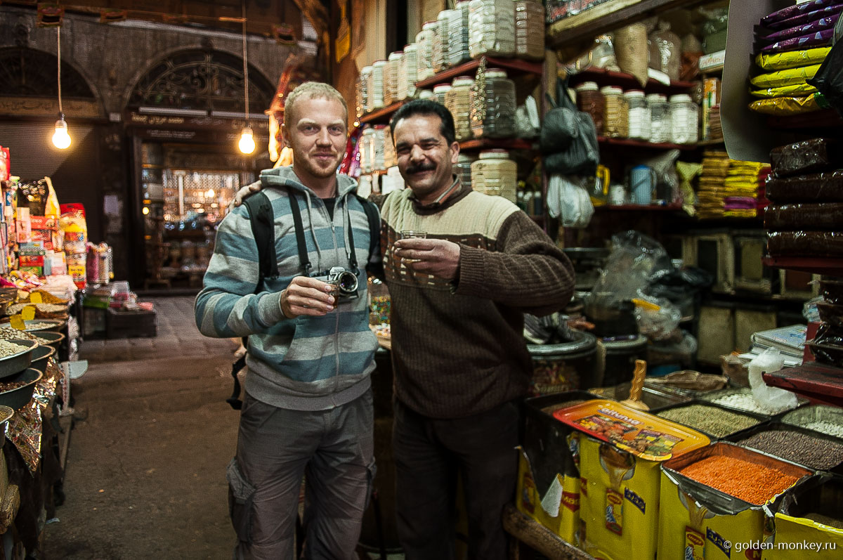 Андрюсикс и продавец на рынке (пьют сирийский чай)