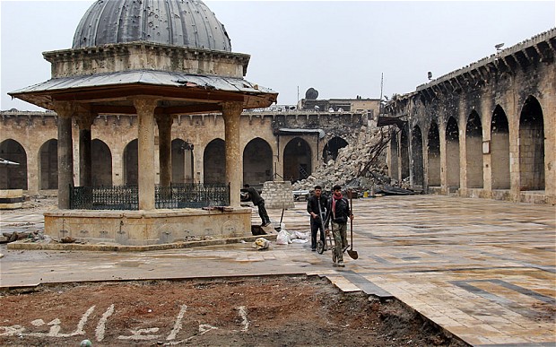 Разрушения в мечети (фото с сайта telegraph.co.uk)