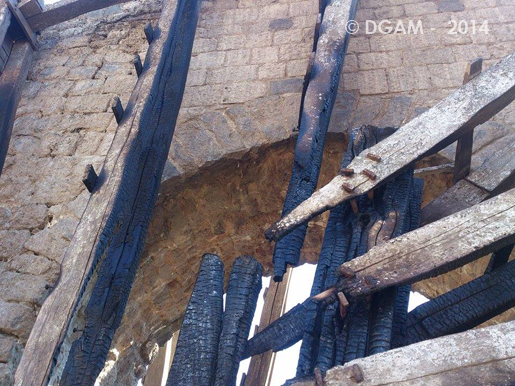 Сгоревшие элементы древнего сооружения (фото с сайта dgam.gov.sy)