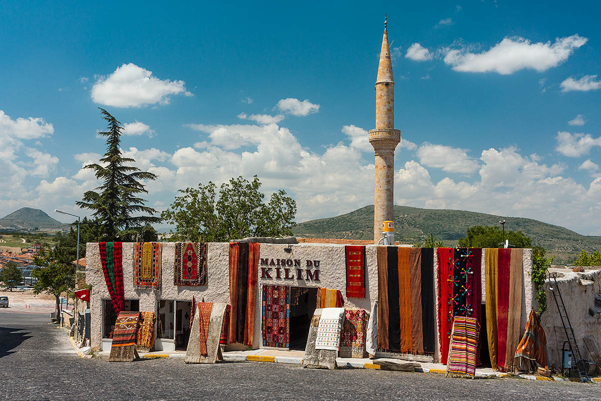 Учхисар (Uçhisar), мечеть и магазин
