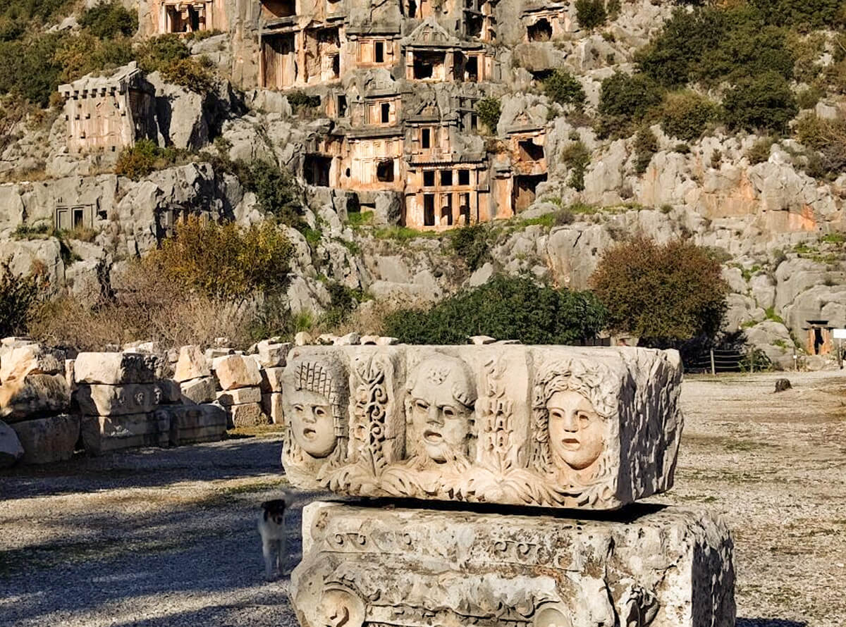 Гробницы в древнем городе Мира