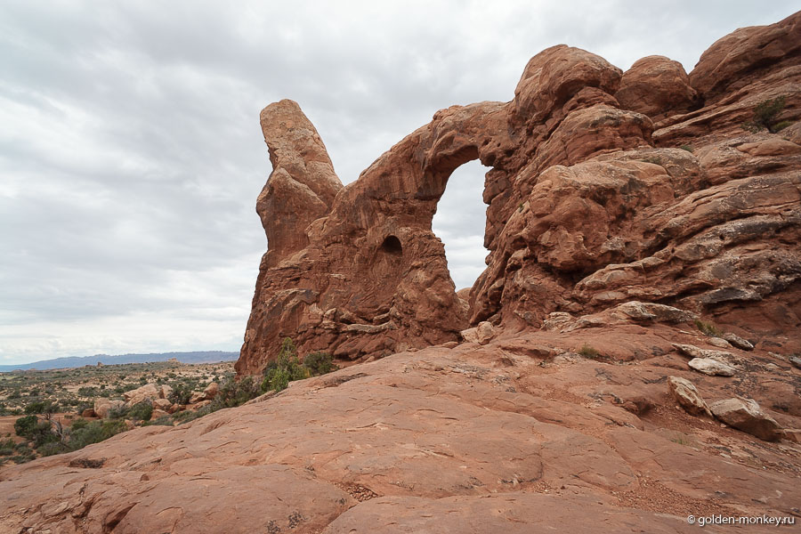 Напротив окон есть еще одна не слишком живописная, но, тем не менее, арка – Turret Arch.