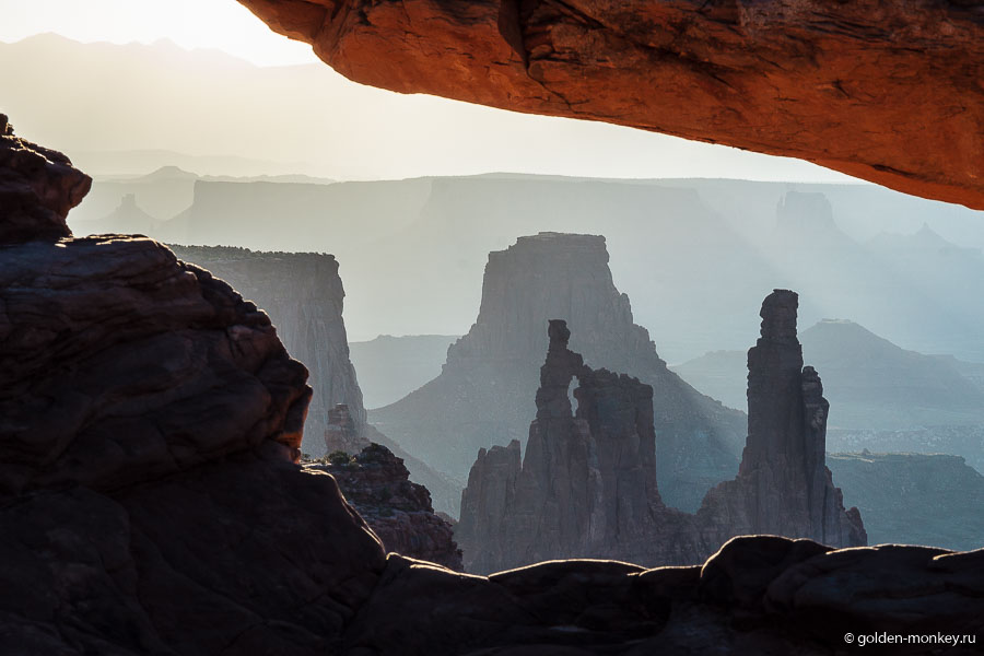 Mesa Arch является одной из визитных карточек Каньонлендс и отнюдь не напрасно, вкупе с окружающими пейзажами она просто великолепна!