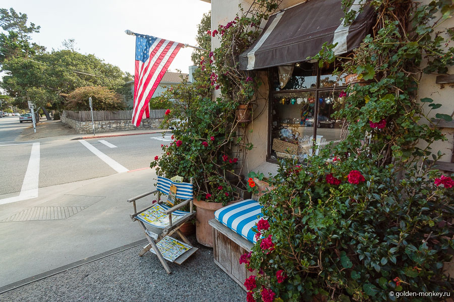 Улочка с симпатичным домиком в городе Кармел, Калифорния, США.