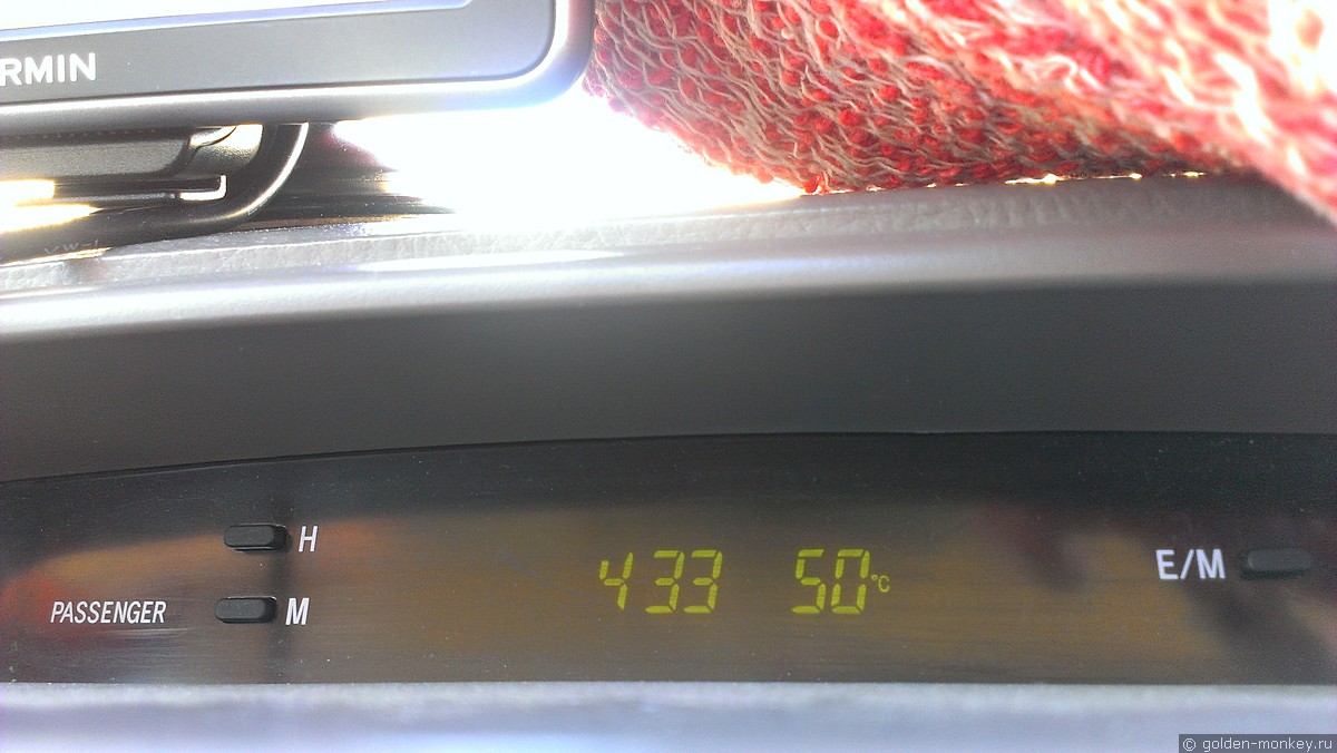 Автомобильный термометр показывает, что за бортом +50 градусов