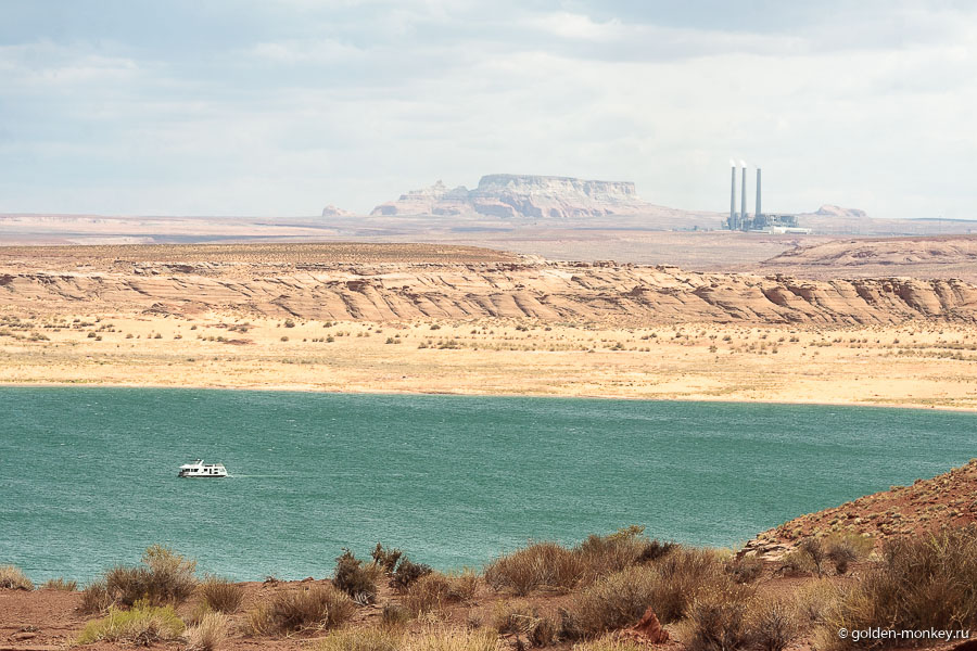 Прямо по курсу виднеются три башни угольной электростанции Навахо (Navajo Generating Station). С дамбой напару они обеспечивают население водой и электроэнергией. 
