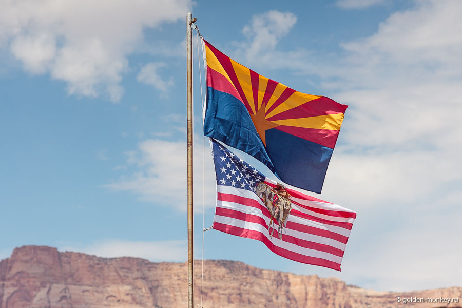 Верхний – флаг штата Аризона, нижней – не знаю. Возможно, резервации индейцев.