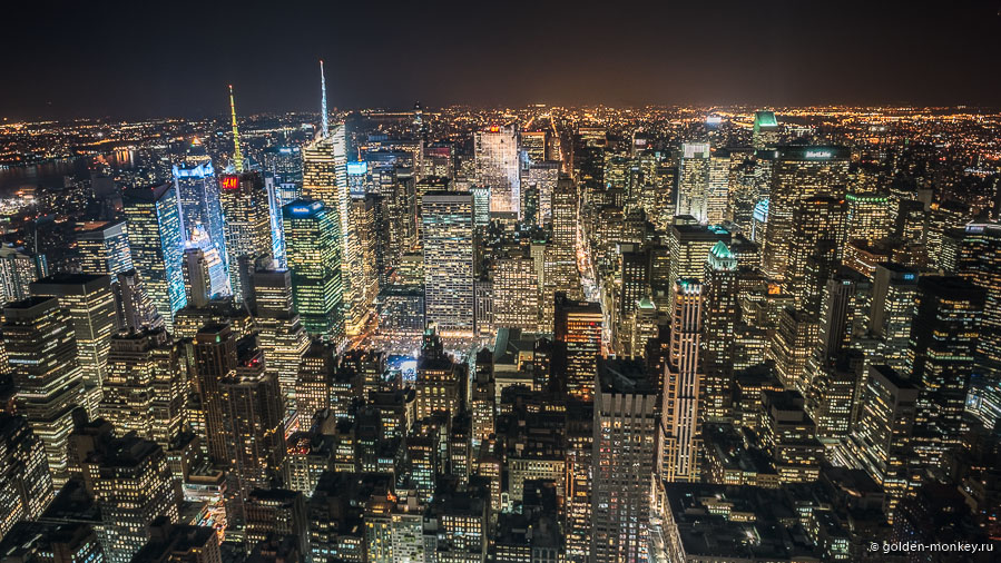 Панорамный вид ночного Нью-Йорка, США.