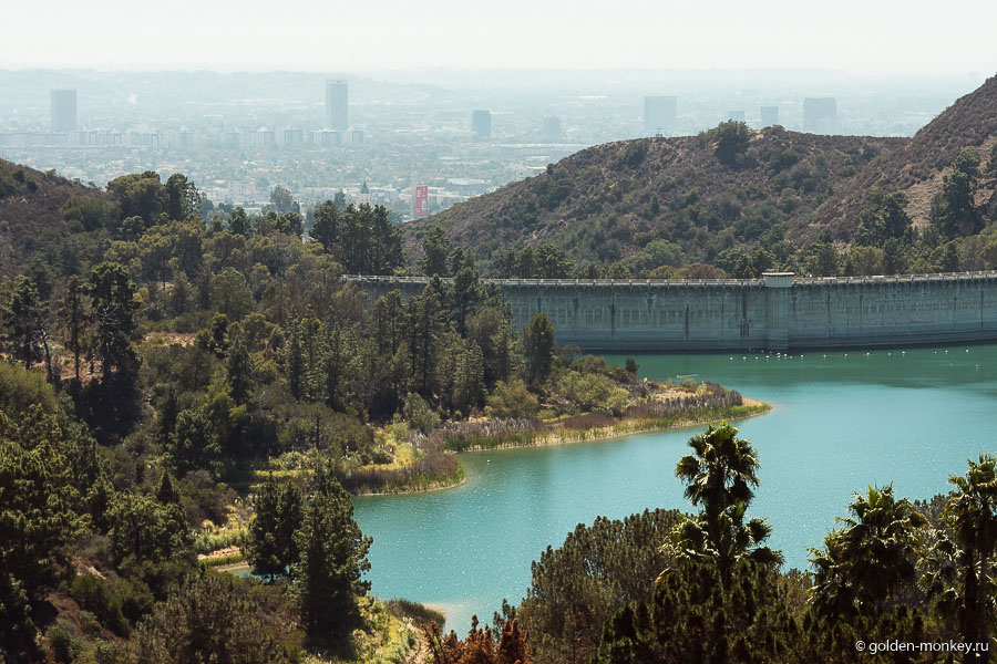 Если посмотреть в противоположную сторону, можно увидеть Голливудское водохранилище (Hollywood Reservoir).