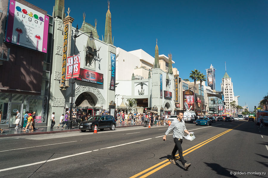 Тротуар со звездами протянулся по обеим сторонам Голливудского бульвара (Hollywood Blvd). Улочка оживленная – полно туристов, магазинов, ресторанов, гостиниц.